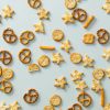 Cocktail snack mix verspreid over lichtblauwe achtergrond
