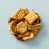 Pretzel mix op lichtblauwe achtergrond