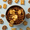 Pretzel mix in schaaltje op lichtblauwe achtergrond