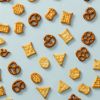 Pretzel mix verspreid over lichtblauwe achtergrond