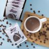 Hot chocolate melk 15 x 40 gram doos met chocoladedruppels gestrooid over de hele vloer