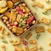 Rigato mix in een houten schaaltje met verschillende krokante rijst- en borrelsnacks