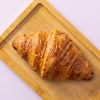 Croissant gebakken met tarwebloem patent op houten plank