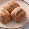 Volkoren speltbroodjes op een bord