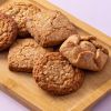 Assortiment koekjes gemaakt met tarwebloem gebak op houten plank