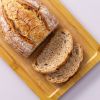 Brood gebakken met biologische tarwebloem op houten plank
