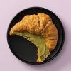 Pistache crème op een croissant