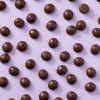 Pure chocolade kruidnoten biologisch verspreid op de grond