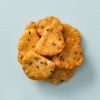 Moon crackers sojabonen op lichtblauwe achtergrond