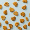 Moon crackers sojabonen verspreid over lichtblauwe achtergrond