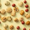 Kingbollen mix los verspreid over een lichtgele achtergrond