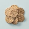 Sesam peper crackers op lichtblauwe achtergrond