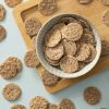 Sesam peper crackers in schaaltje op houten plank