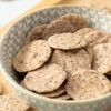 Close-up van sesam peper crackers in schaaltje