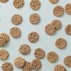 Sesam peper crackers verspreid over lichtblauwe achtergrond
