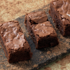 Vegan brownies ingezoomd op een plank