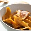 Close-up van zachte gedroogde mango zonder toegevoegde suiker