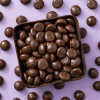 Biologische melkchocolade kruidnoten in een vierkante schaal