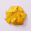 Mini tortilla chips op een lichtpaarse achtergrond