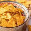 Close-up van mini tortilla chips in een schaaltje