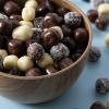 Een close up van chocolade kokosblokjes biologisch in een schaaltje