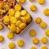 Baked round curry crackers in een schaaltje met crackers eromheen