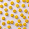 Baked round curry crackers los verspreid over een lichtpaarse achtergrond