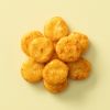 Baked round chili crackers op een lichtgele achtergrond