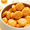 Close-up van baked round chili crackers in een wit schaaltje