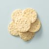 Sea salt crackers op lichtblauwe achtergrond
