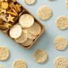 Sea salt crackers in houten schaaltje met snackmix