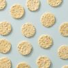 Sea salt crackers verspreid over lichtblauwe achtergrond