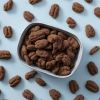 Biologische pecannoten met chocolade en truffel in een schaal