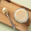 Glas met shake en een lepel erwten eiwitpoeder