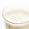 Glas met romige shake op basis van rijst-eiwitpoeder