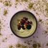 Smoothiebowl met biologisch hennep-eiwitpoeder en gedroogd fruit