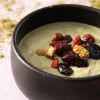 Close-up van een smoothie met hennep-eiwitpoeder en fruit