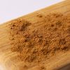 Kaneel gemalen ceylon verspreid over een houten plank