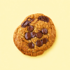 Gebakken haverkoek met chocolade op een lichtgele achtergrond