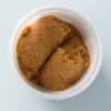 Bakje met koekjesdeeg voor haverkoeken met zeezout