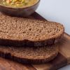Plakken roggebrood op houten plank