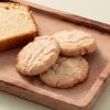 Koekjes en cake gemaakt met Zeeuwse bloem op houten plank