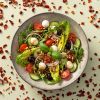 Salade met tomatenvlokken, mozzarella en pijnboompitten
