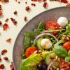 Close-up van een salade met gedroogde tomatenvlokken