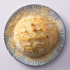 Broodmix plus op een bord met groot rond brood