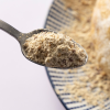 Broodmix plus op een bord ingezoomd op een lepel met broodmix