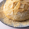 Broodmix plus op een bord met groot rond brood ingezoomd