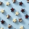 Kerststerren gemengd verspreid over de achtergrond