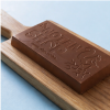 Chocoladereep deluxe melk / chips 175 gram op een plank