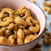 Cashewnoten gebrand provencaals gekruid in schaaltje